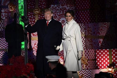 Ослепительная Меланья Трамп зажгла огоньки на главной елке США (и просто зажгла)