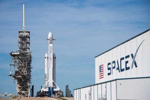 SpaceX раскрыла имя первого туриста, который полетит к Луне