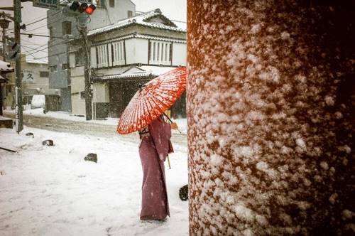 Японский фотограф бросил вызов серым будням, доказав, что и в них много ярких моментов!